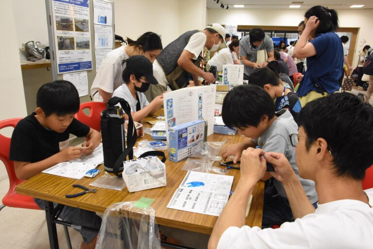 環境保護やエコに関するワークショップに取り組む親子連れら=岡山県津山市で