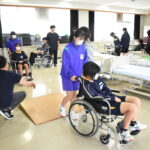 中学生を対象にした実技講習会での車いす体験