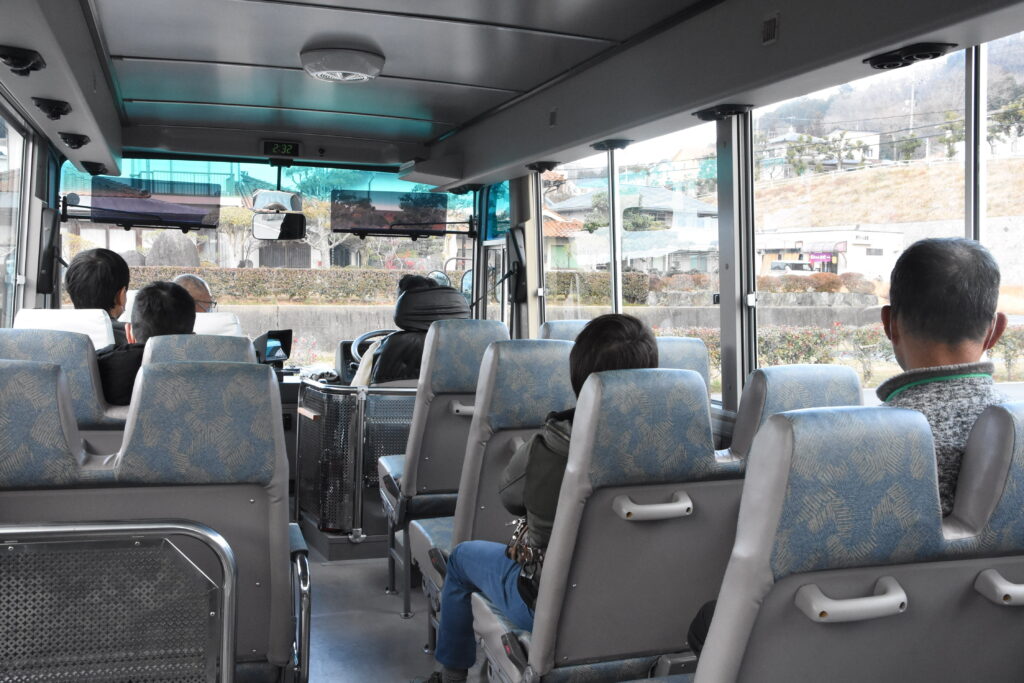 外周走行やバス停への寄せ止めなどを体験する参加者