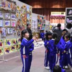作品を観賞する子どもたち=岡山県津山市で