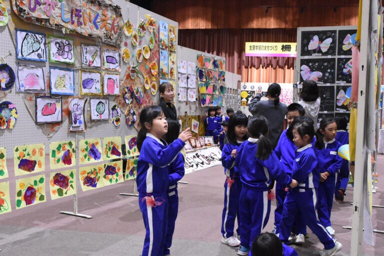 作品を観賞する子どもたち=岡山県津山市で