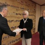 要望書を手渡す柴田支部長ら