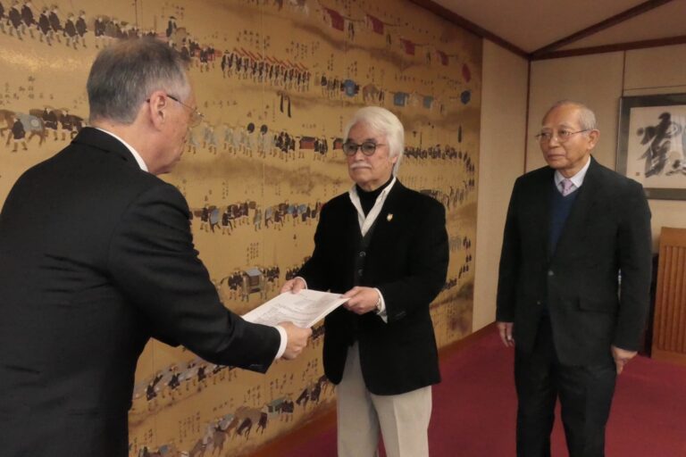 要望書を手渡す柴田支部長ら