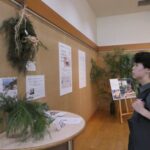 壁飾りなどの展示品を観賞する来館者