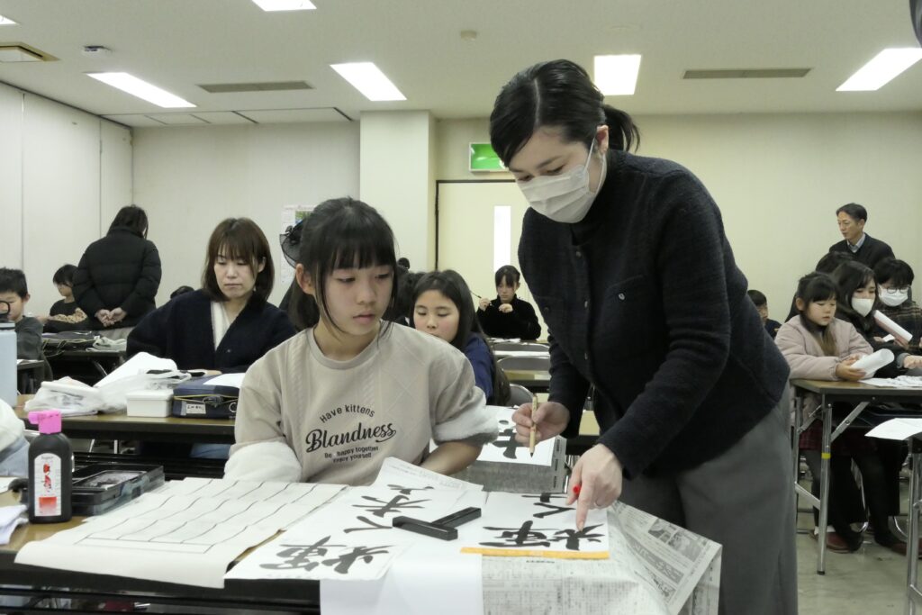 西尾さんのアドバイスを受ける子ども