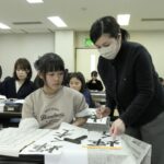 西尾さんのアドバイスを受ける子ども