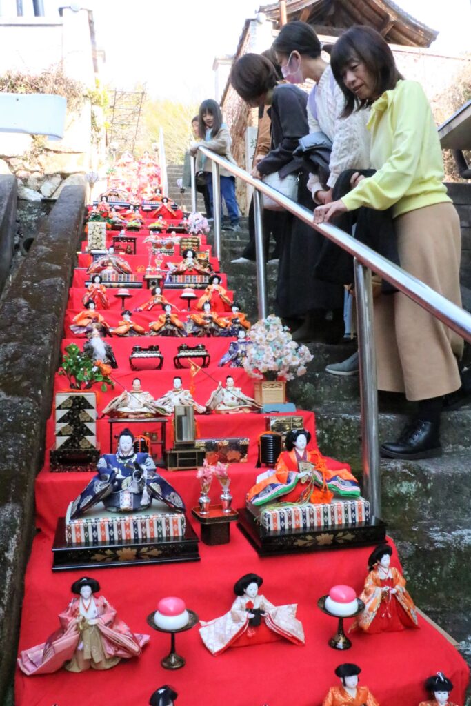 湯神社参道の「階段びな」をめでる行楽客