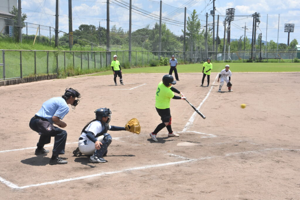 白熱した試合を繰り広げる選手たち=グリーンベルトｰ津山クラブ