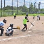 白熱した試合を繰り広げる選手たち=グリーンベルトｰ津山クラブ