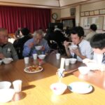地域住民たちと手作りの料理を堪能する美作高生=岡山県津山市で