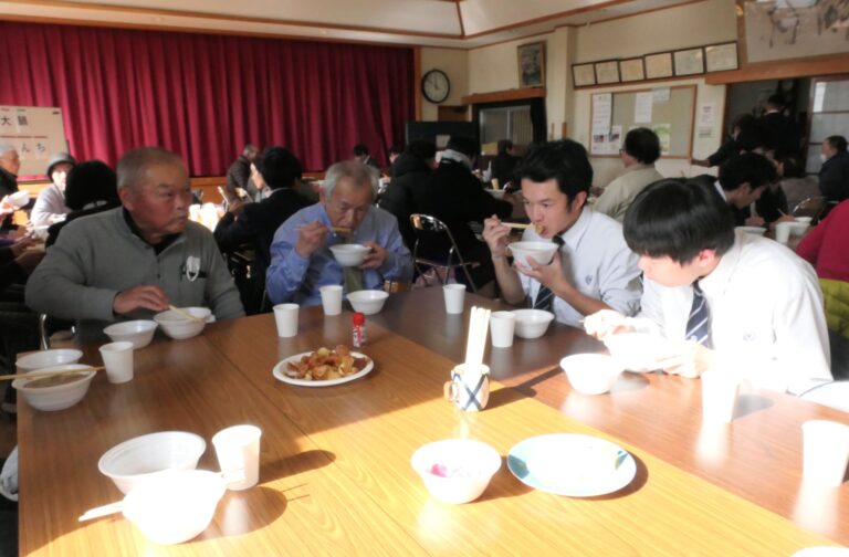 地域住民たちと手作りの料理を堪能する美作高生=岡山県津山市で