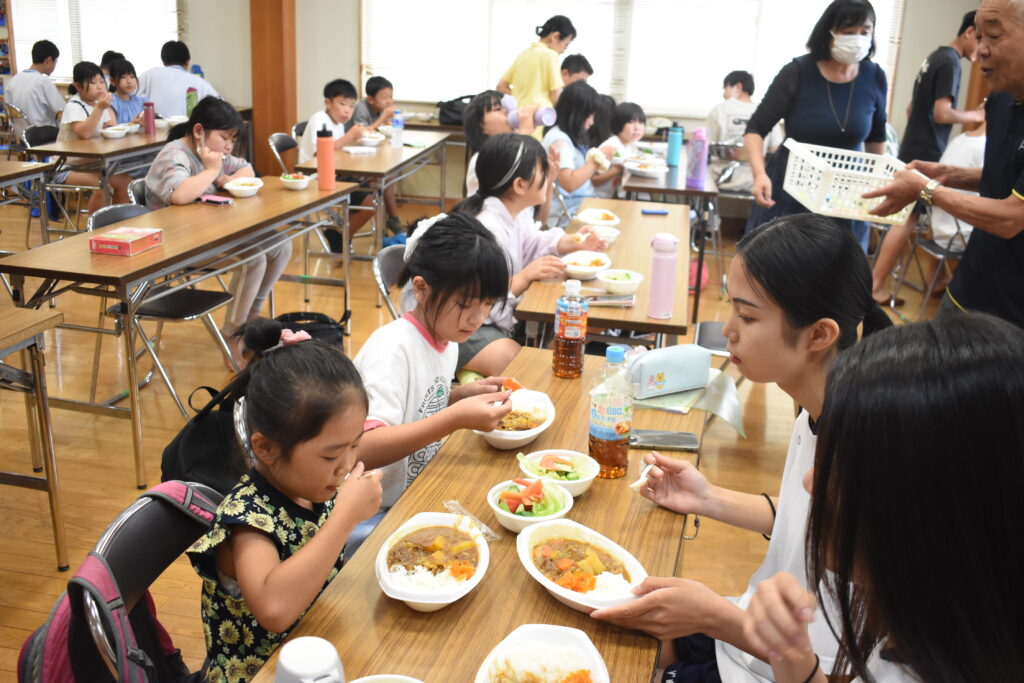 愛育栄養委員が作ったカレーを味わう参加者