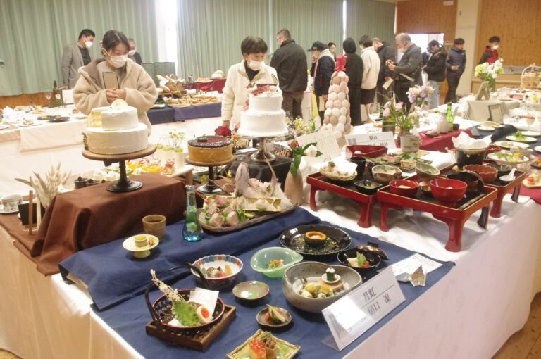 テーブルに並んだアイデアと個性が光る創作料理=岡山県津山市で