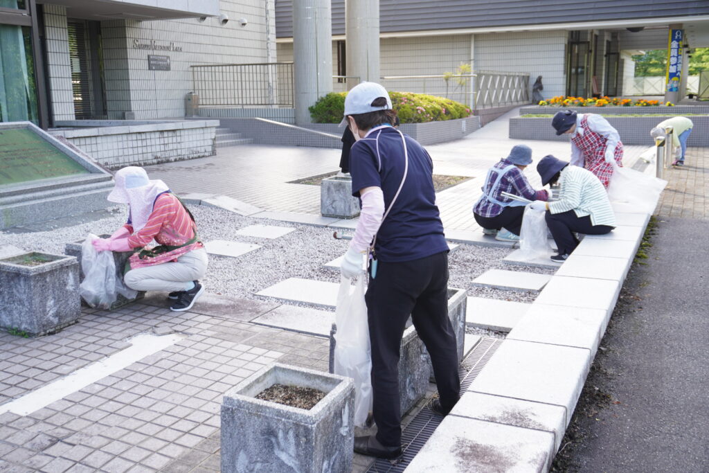 草抜きなどを行う女性部メンバー