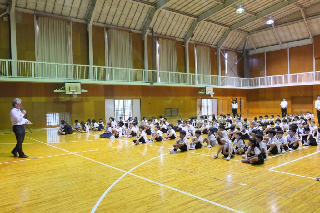 鹿島校長の話に耳を傾ける児童=南小で