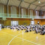 鹿島校長の話に耳を傾ける児童＝南小で