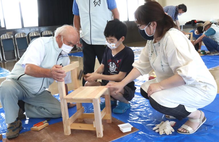 体験教室「なつやすみ・まったりクラブ」（市社会福祉協議会主催）が、山北の市総合福祉会館で開催