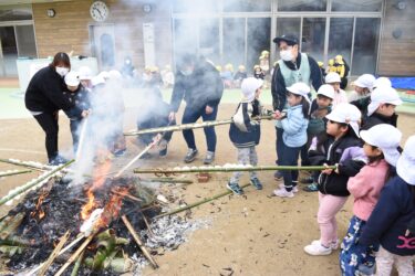 「勉強頑張りたい」「字がうまくなりますように」　保育園でとんど焼　園児160人、1年の健康願う／岡山・津山市