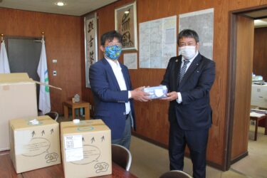 美作青年会議所、サージカルマスクと次亜塩素酸水を岡山県美作市に贈呈