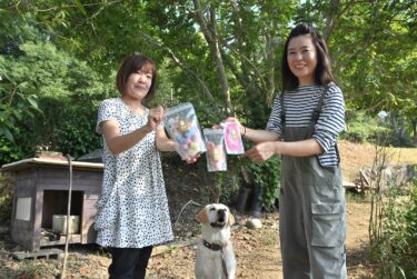 甘酒キューブを手にするこずえさん（左）と、妙子さん=岡山県勝央町で