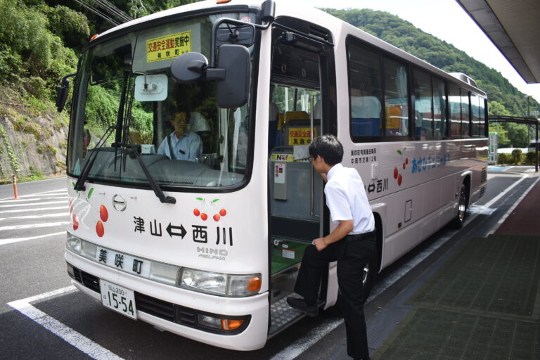 町営バスに乗り込む中学生=岡山県美咲町で