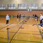ピックルボールで交流を深める学生たち=岡山県津山市北園町の美作大学で