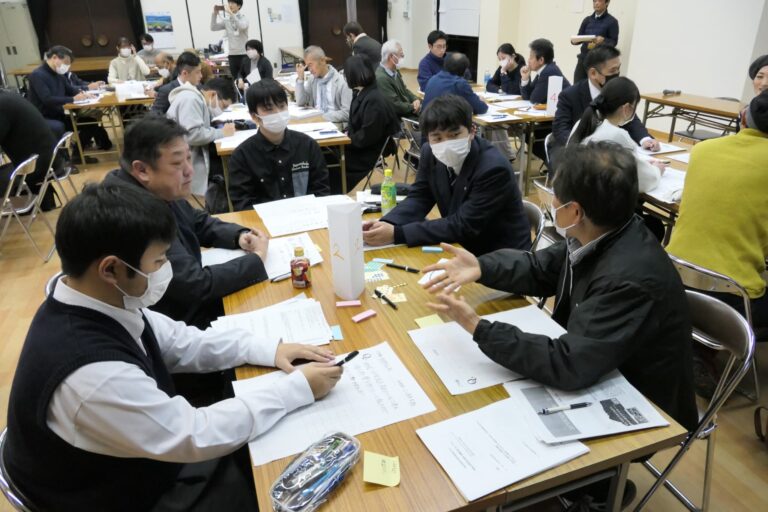 話し合う高校生と大人たち