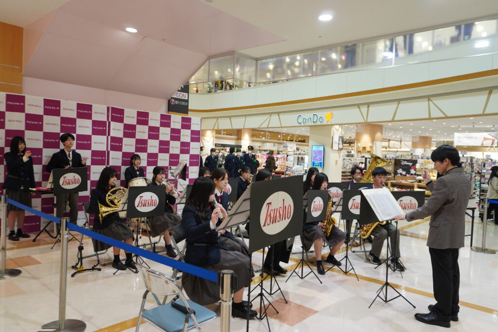 会場に花を添えた津山商業高吹奏楽部の演奏