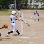 熱戦を繰り広げる選手たち（東津山―新林田）