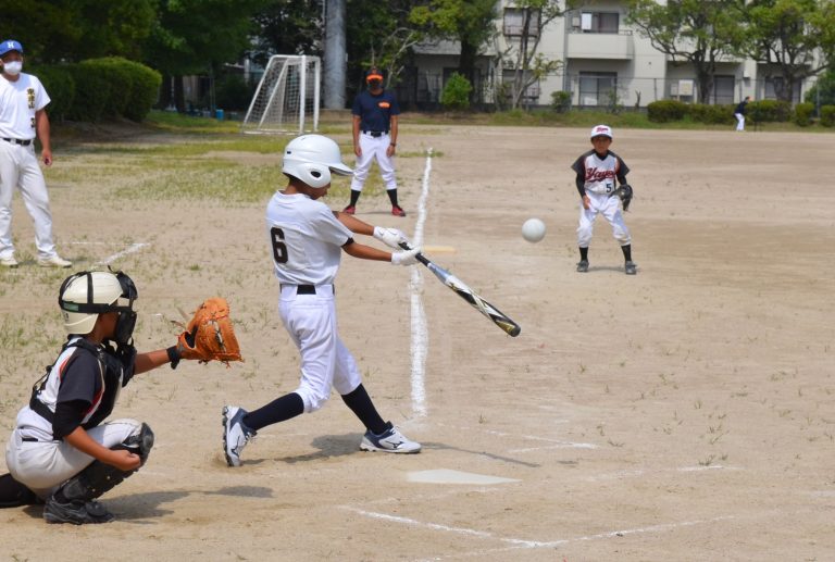 熱戦を繰り広げる選手たち（東津山―新林田）