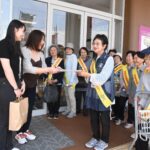 買い物客に啓発冊子を手渡す参加者=岡山県津山市、イオンモール津山で