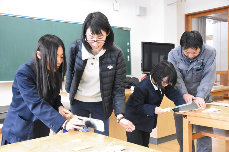 「世界に一つだけの木製名札」作りに挑戦する児童=岡山県西粟倉村で