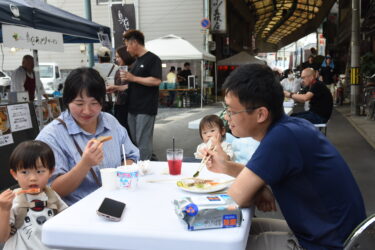 商店街が歩行者天国に　「落合deのみ～の」　過去最高の22店舗出店／岡山・真庭市