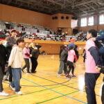 騎馬戦に挑戦する参加者=岡山県津山市で