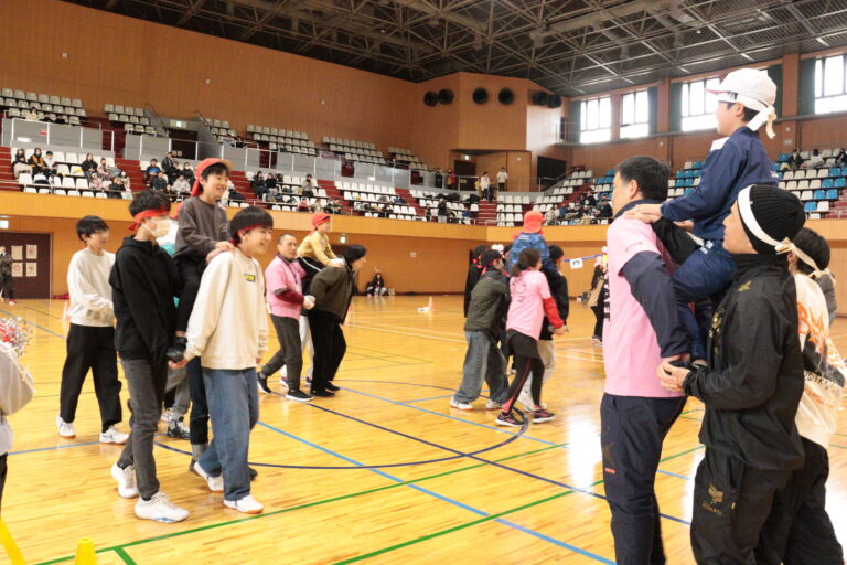 騎馬戦に挑戦する参加者=岡山県津山市で