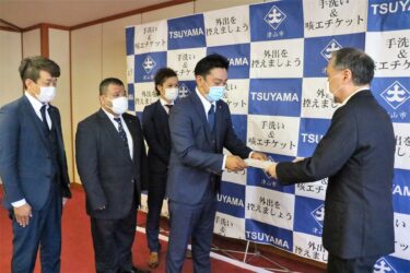 津山商工会議所青年部、新型コロナに対する経済支援策の要望書を谷口市長に提出／岡山・津山市