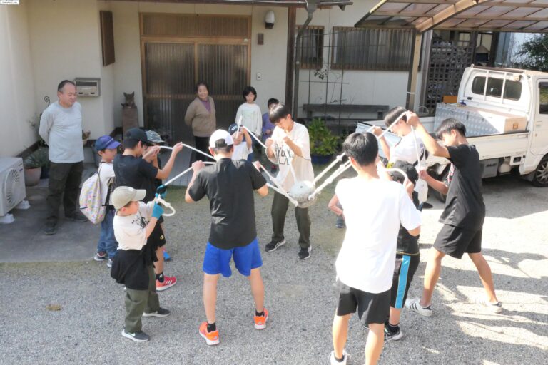 家々を巡り、元気よく亥の子をつく子どもたち=岡山県津山市で