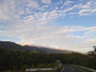 雪が積もったように見えた那岐連山の「風まくら」＝河本好隆さん撮影