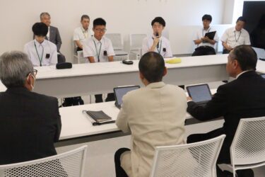 町議にアイデアを提案する生徒たち=岡山県美咲町で