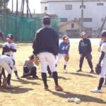 野球を通して交流を楽しむ小学生と高校生=岡山県津山市で