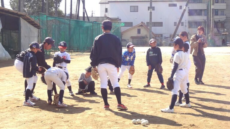 野球を通して交流を楽しむ小学生と高校生=岡山県津山市で