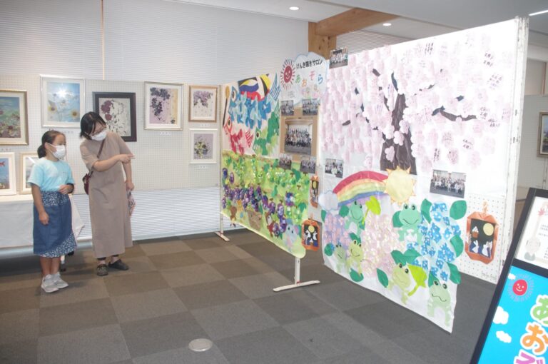 会場に展示された作品を楽しむ来館者＝岡山県真庭市の落合総合センターで