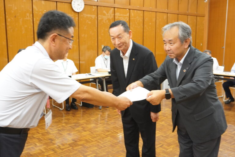 要望書を手渡す近堂部会長=岡山県津山市で