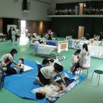 専門学生の演習を見学する入学希望者たち＝岡山県津山市＝