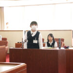 質問者席で議員たちに質問を投げかける小学生=岡山県美咲町で