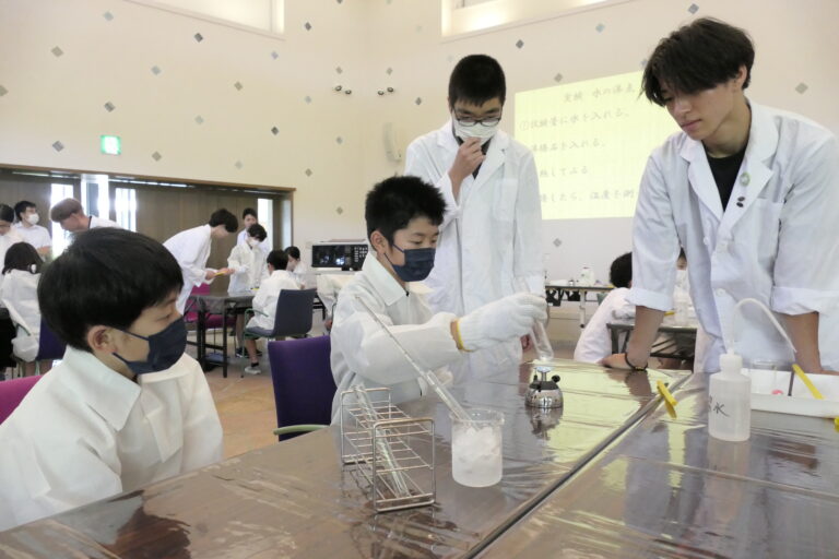 化学実験に挑戦する子どもたち=岡山県津山市で