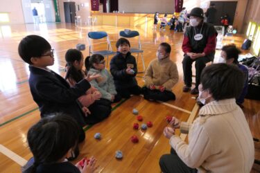 小学生が「昔遊び」を体験　地域の高齢者から教わり楽しい時間　20年以上続く交流活動／岡山・津山市