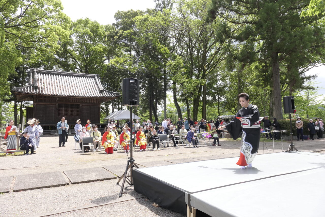 神楽殿の前で開かれた催しを楽しむ来場者＝岡山県津山市で
