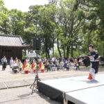 神楽殿の前で開かれた催しを楽しむ来場者＝岡山県津山市で