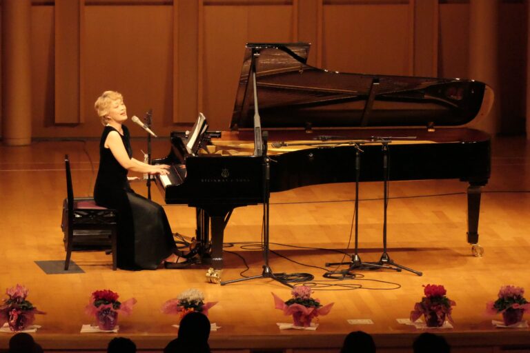 伸びやかな歌声を会場に響かせる沢さん=岡山県津山市で